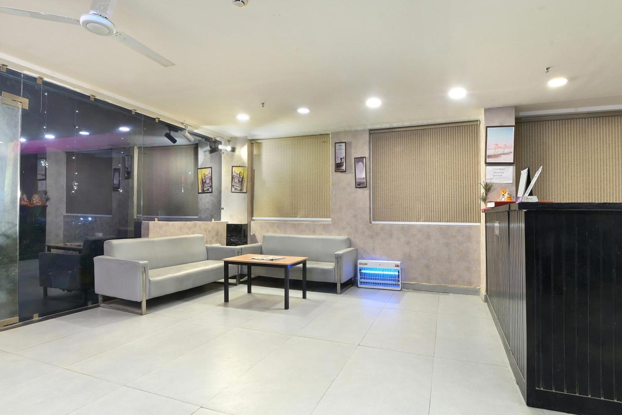 Hotel Red York By Byob Hotels Noida Esterno foto