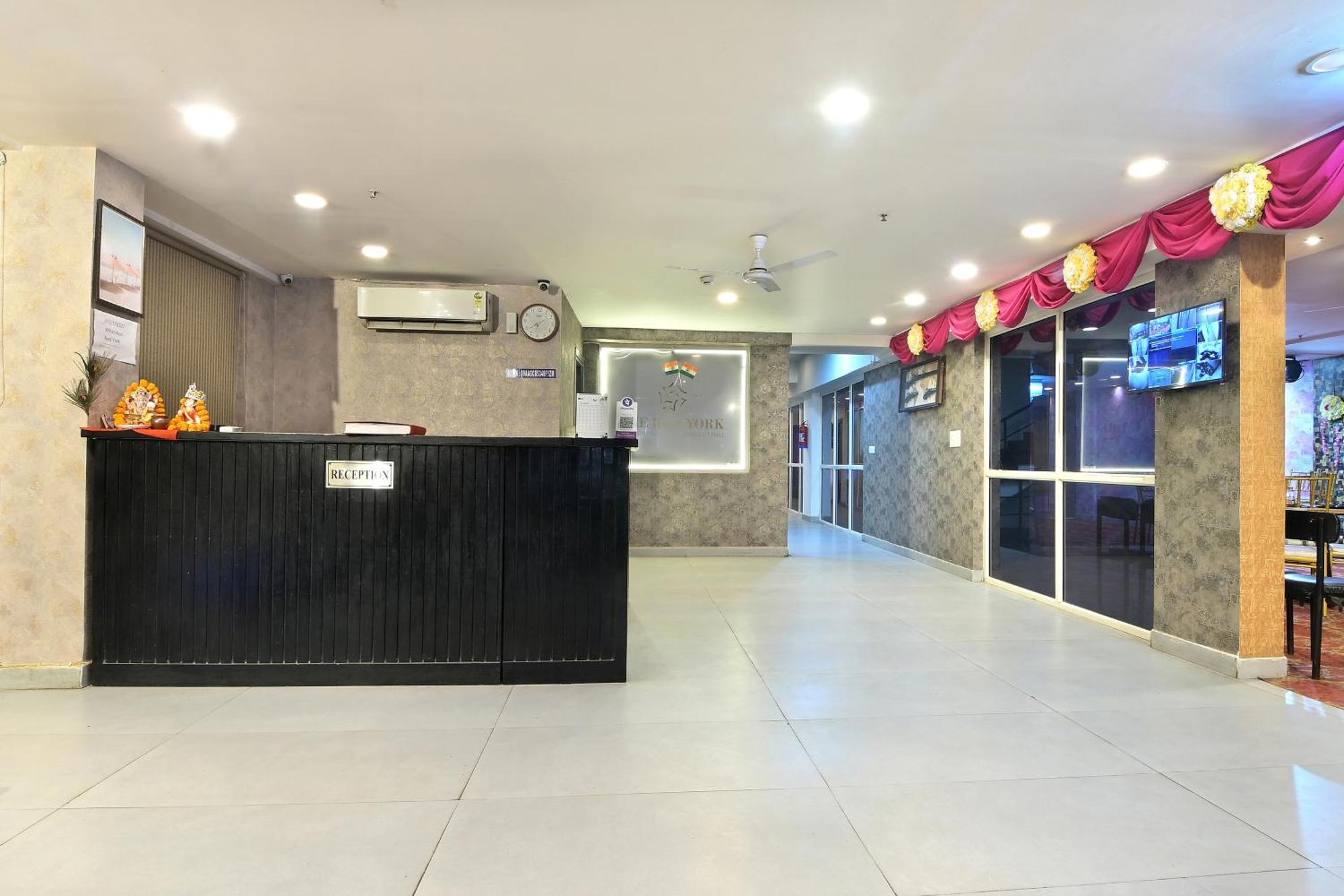 Hotel Red York By Byob Hotels Noida Esterno foto