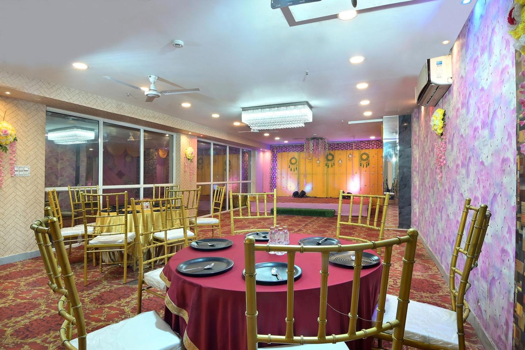 Hotel Red York By Byob Hotels Noida Esterno foto