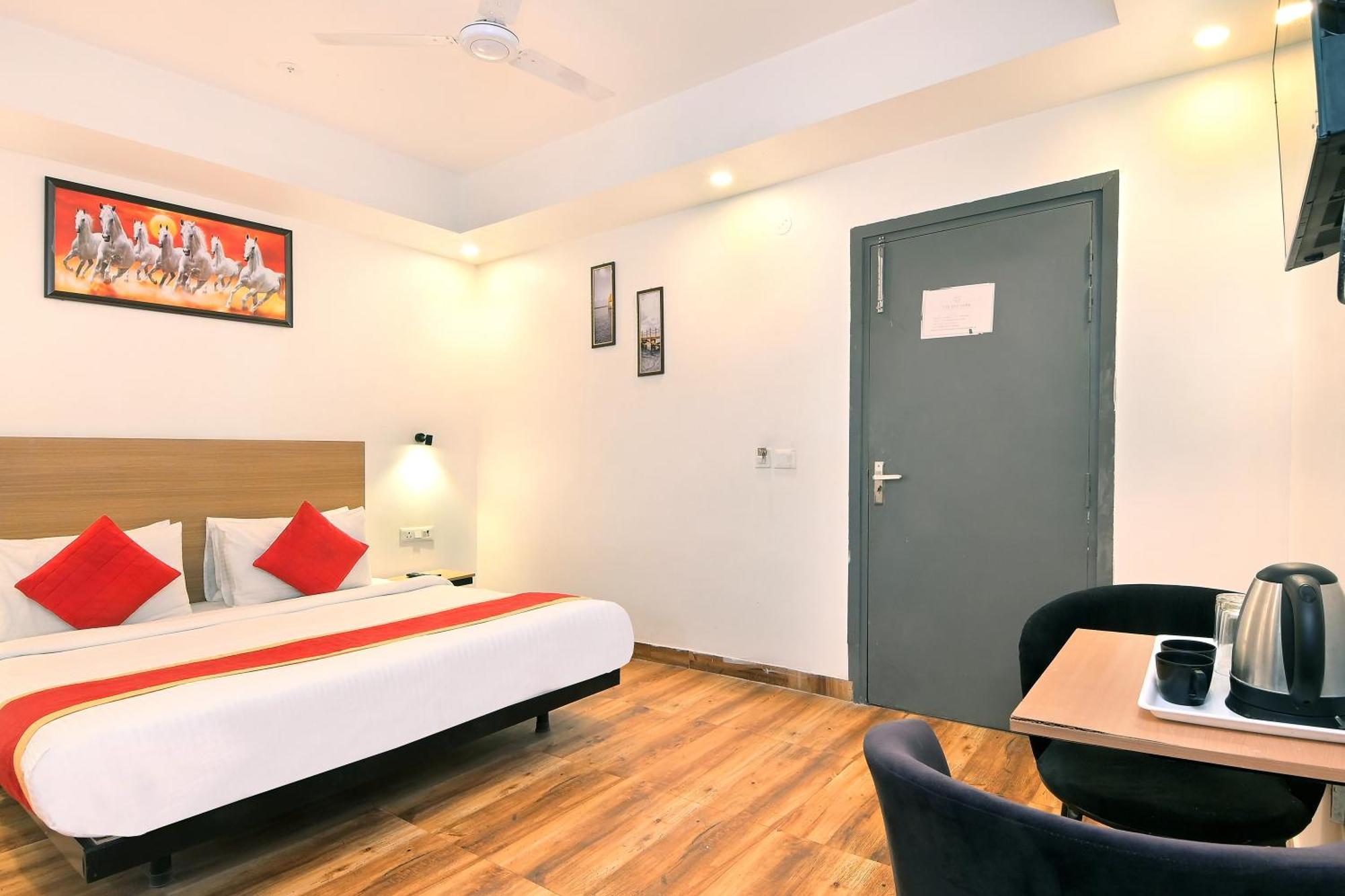 Hotel Red York By Byob Hotels Noida Esterno foto