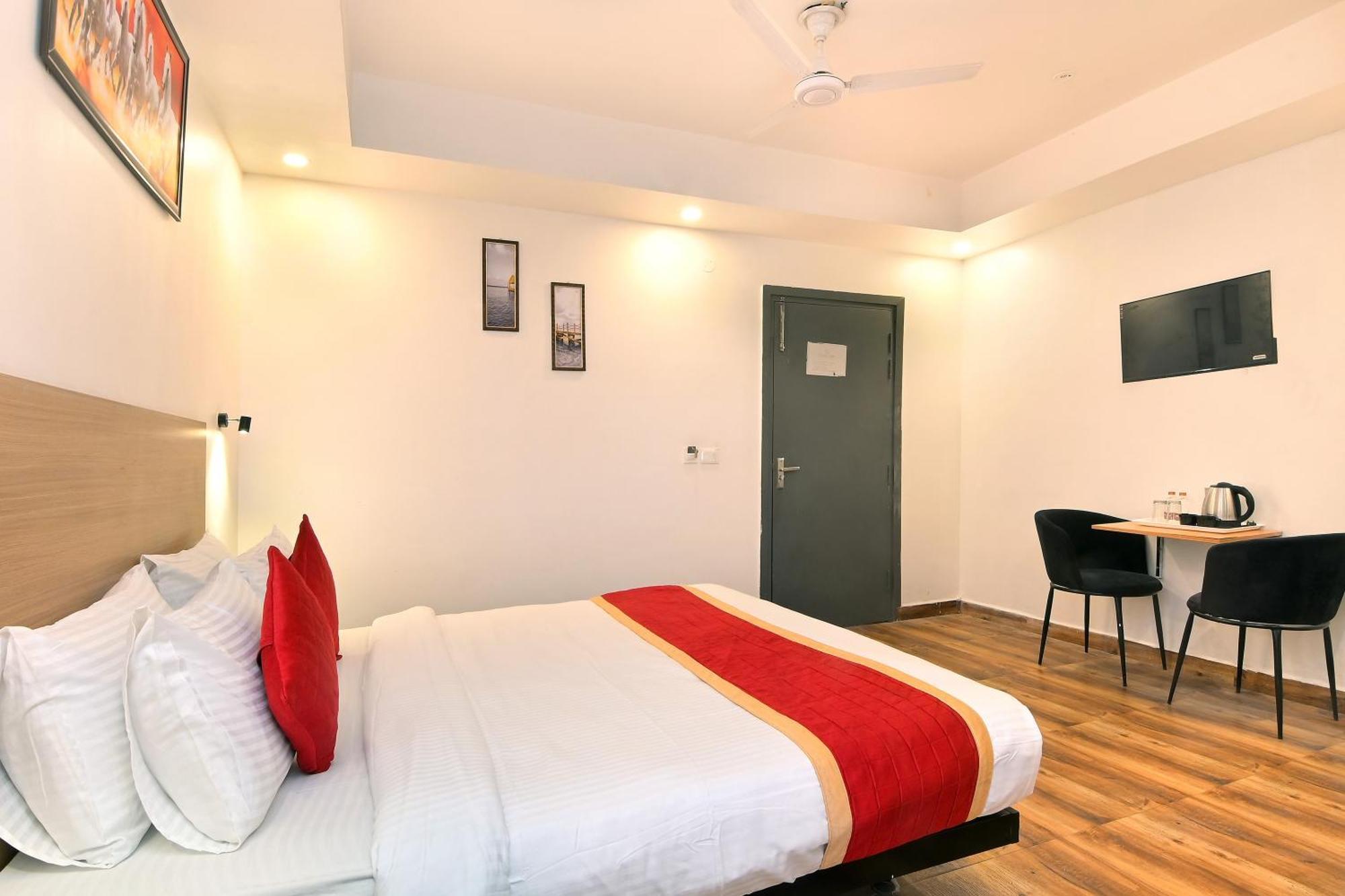 Hotel Red York By Byob Hotels Noida Esterno foto