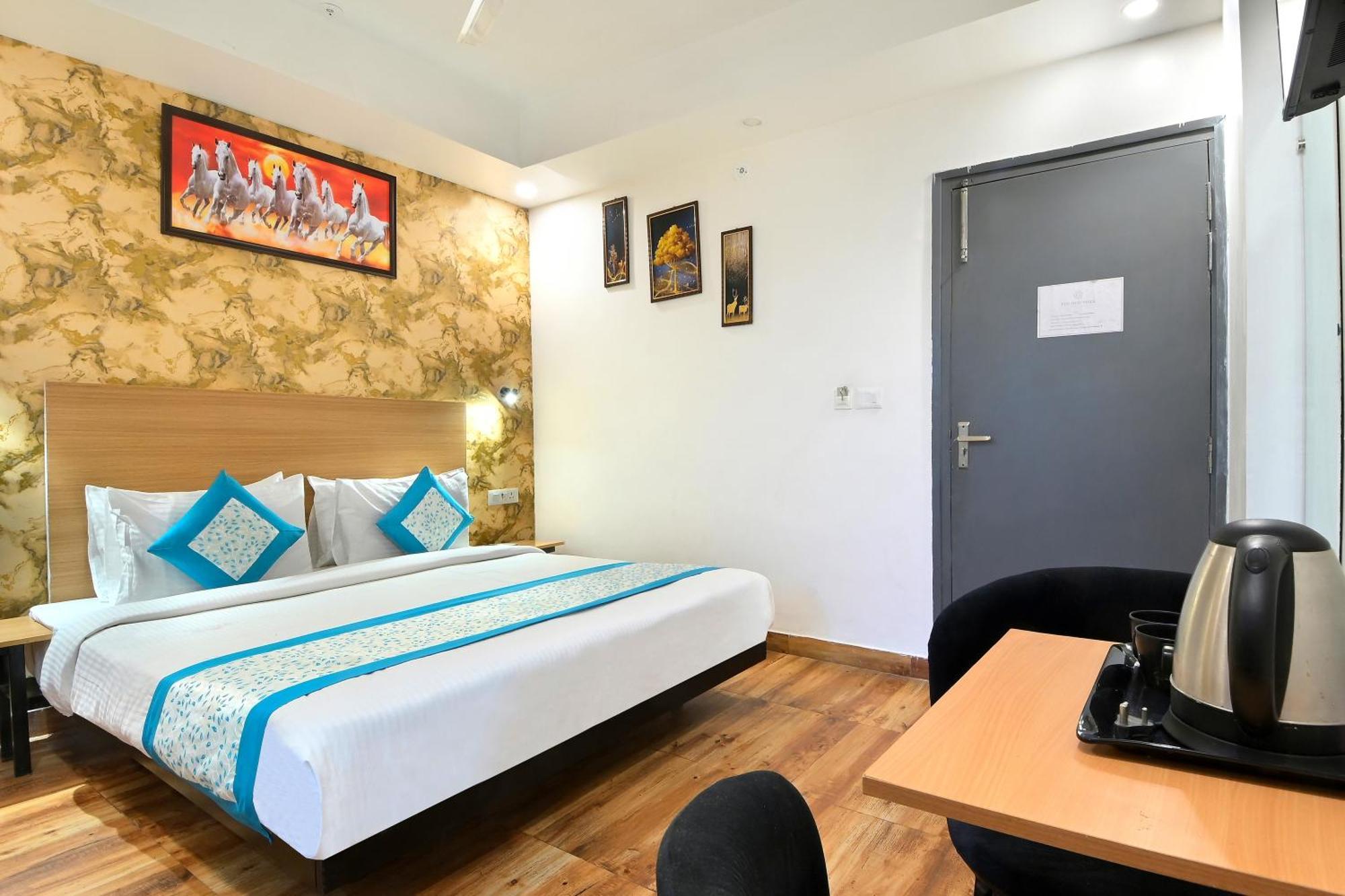 Hotel Red York By Byob Hotels Noida Esterno foto