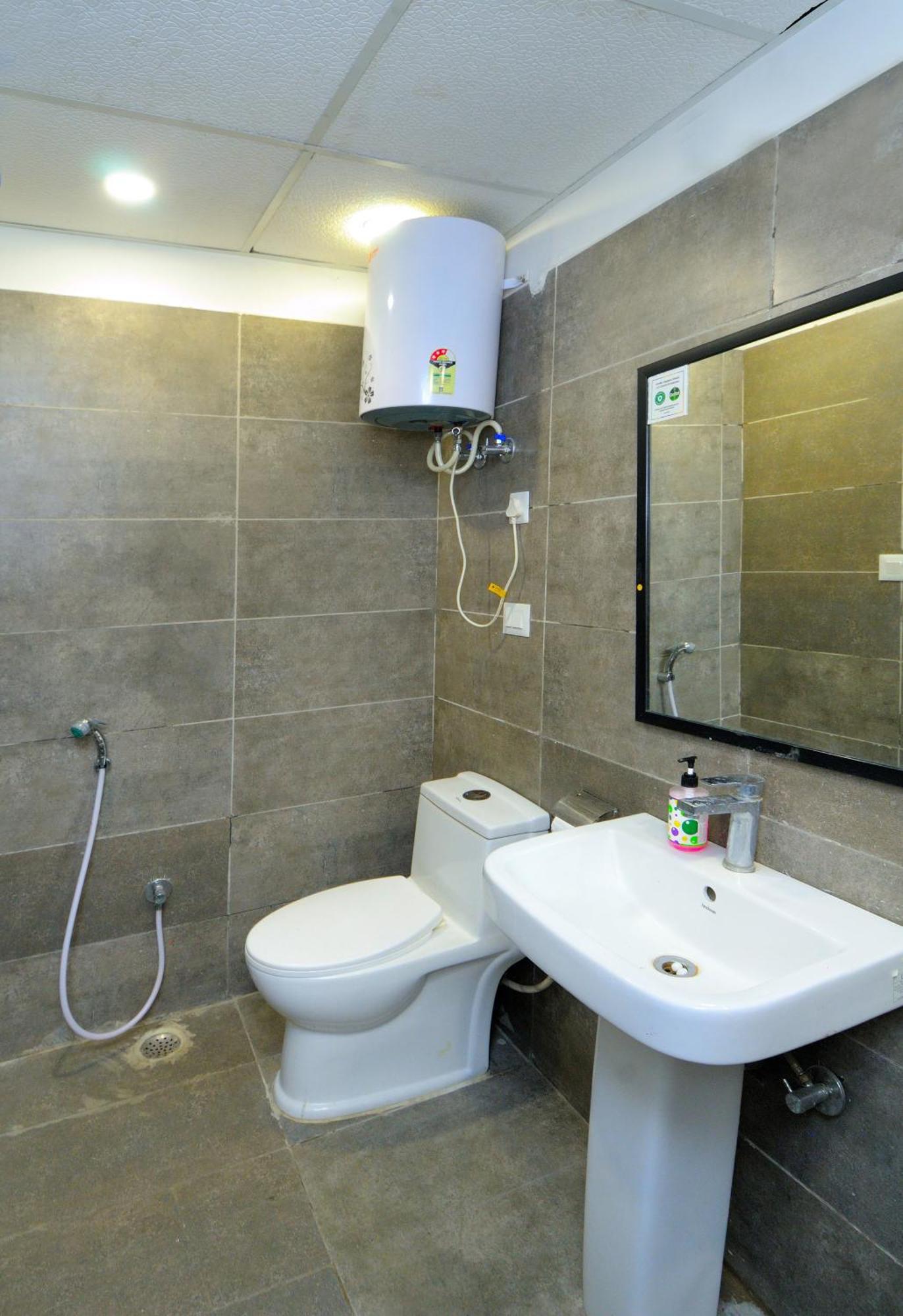 Hotel Red York By Byob Hotels Noida Esterno foto