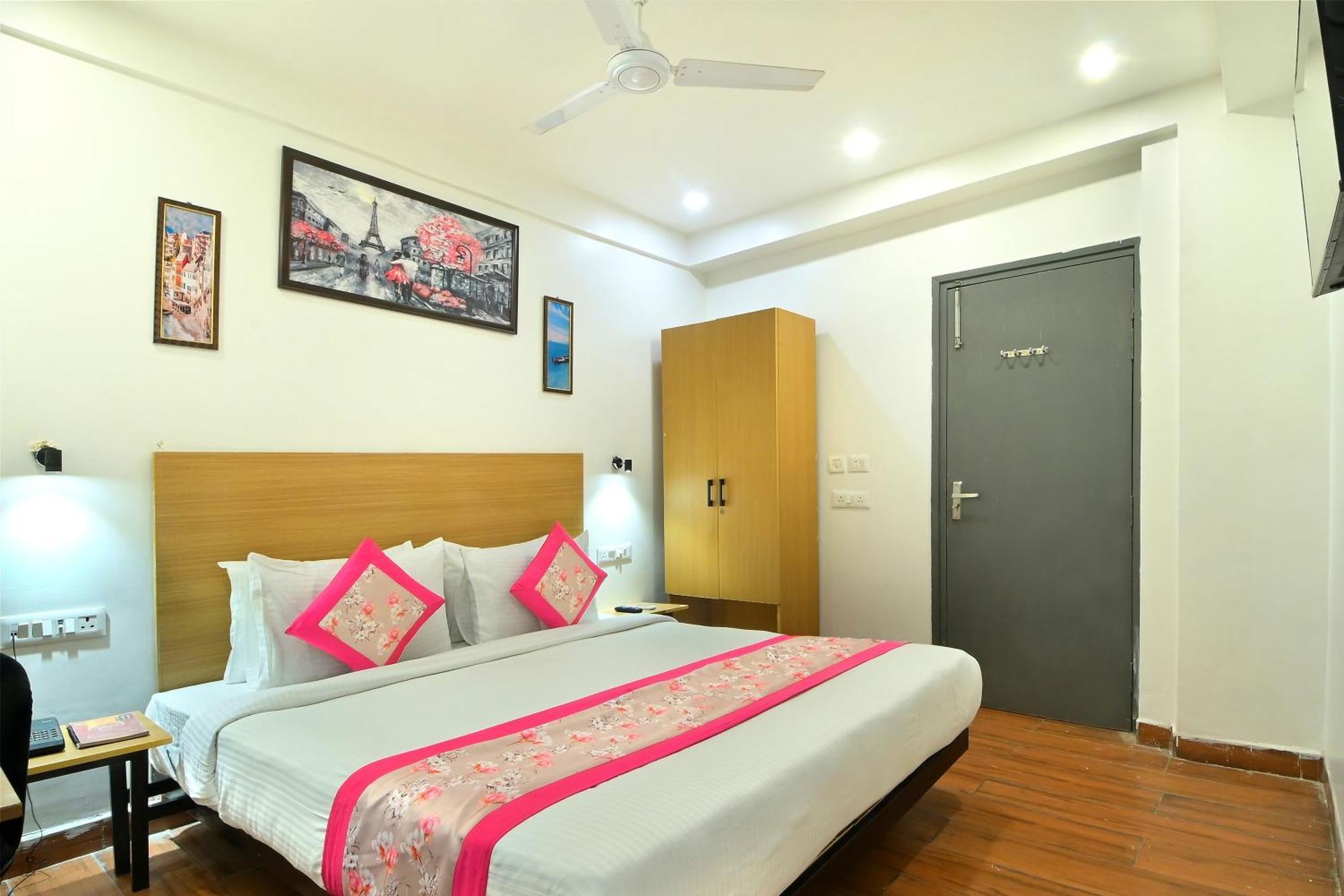 Hotel Red York By Byob Hotels Noida Esterno foto