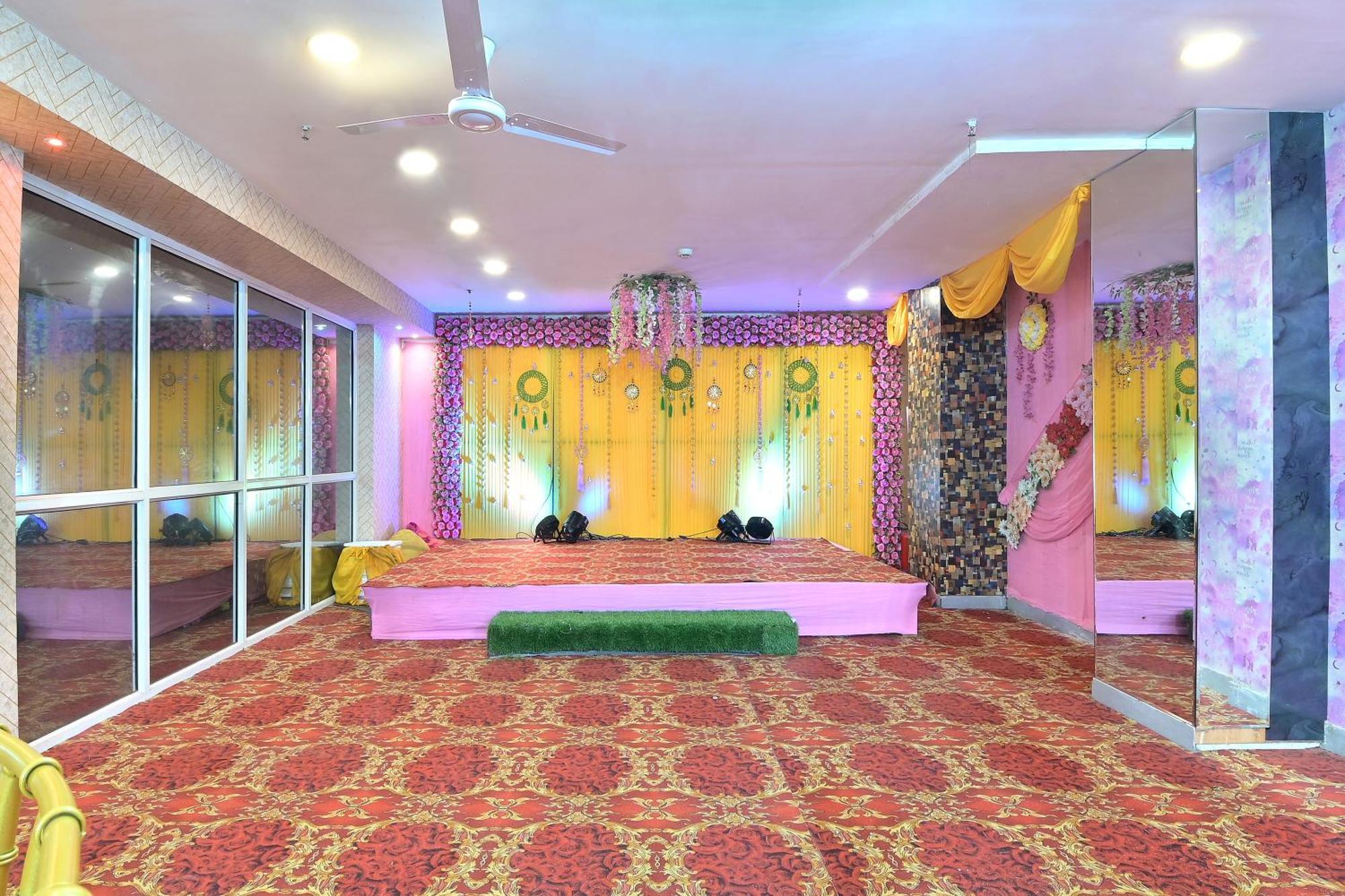 Hotel Red York By Byob Hotels Noida Esterno foto