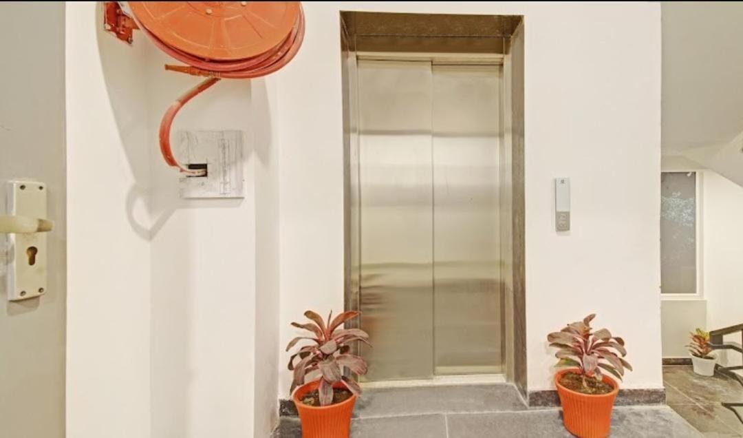 Hotel Red York By Byob Hotels Noida Esterno foto