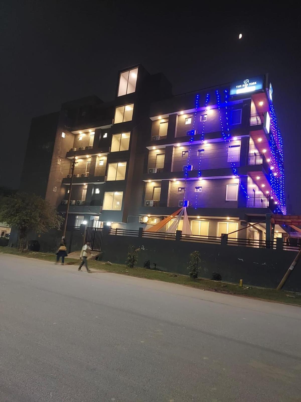 Hotel Red York By Byob Hotels Noida Esterno foto