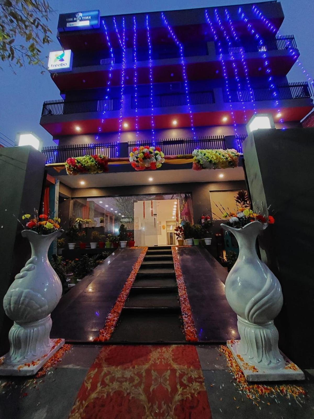 Hotel Red York By Byob Hotels Noida Esterno foto