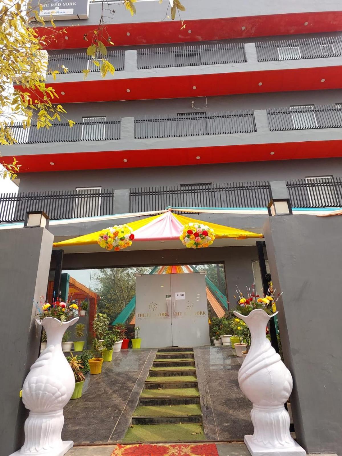 Hotel Red York By Byob Hotels Noida Esterno foto