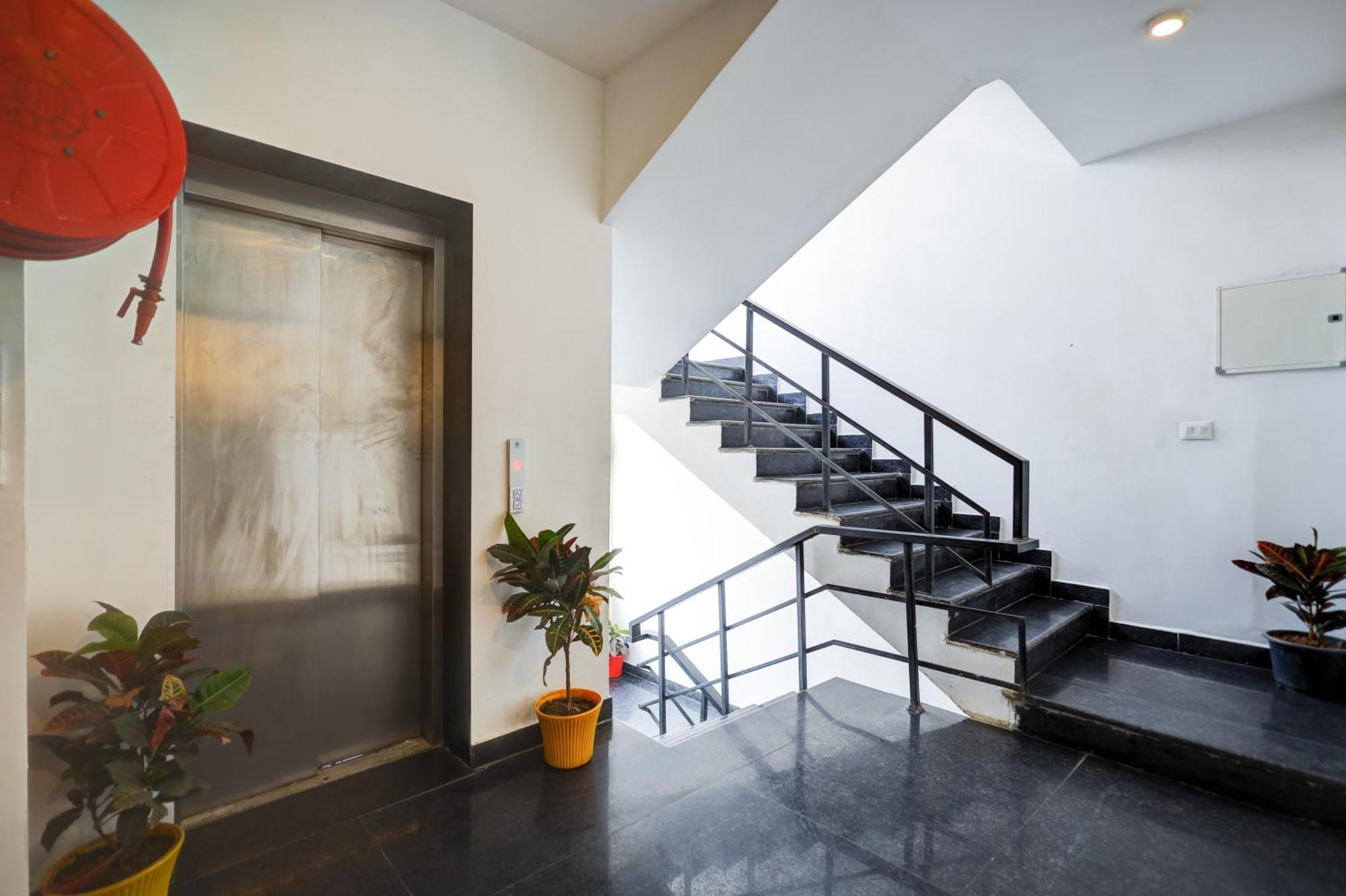 Hotel Red York By Byob Hotels Noida Esterno foto