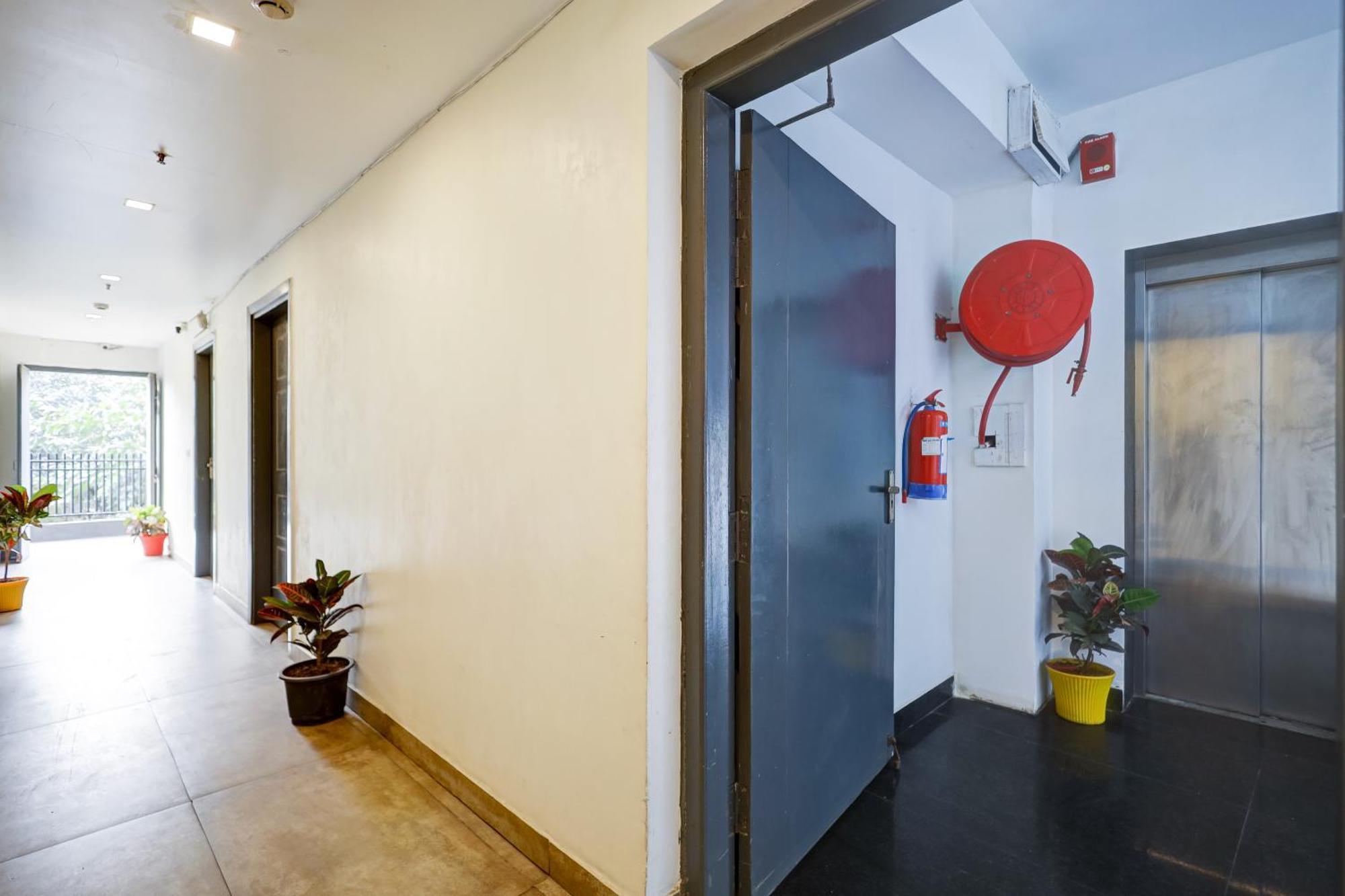 Hotel Red York By Byob Hotels Noida Esterno foto