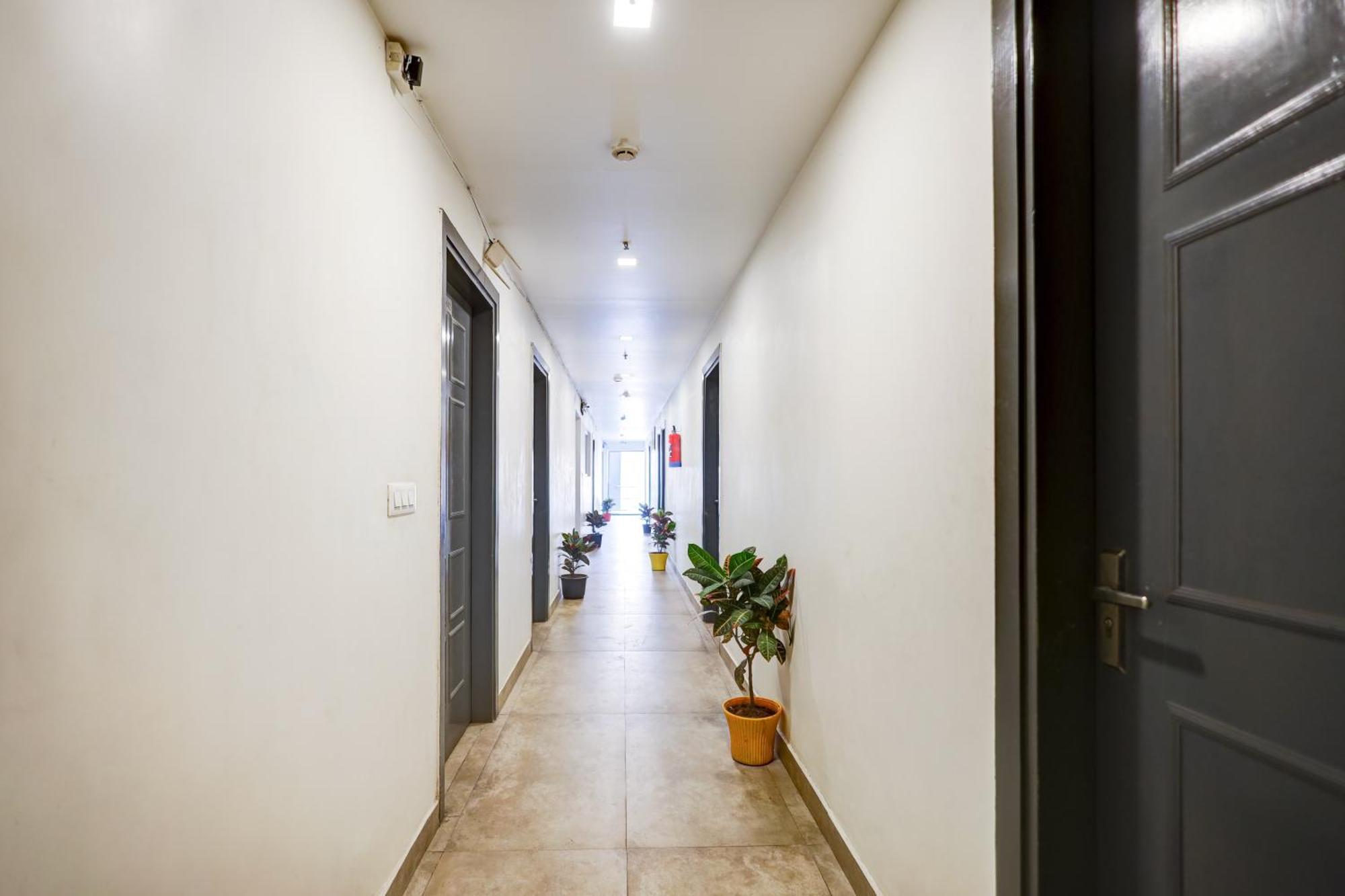 Hotel Red York By Byob Hotels Noida Esterno foto