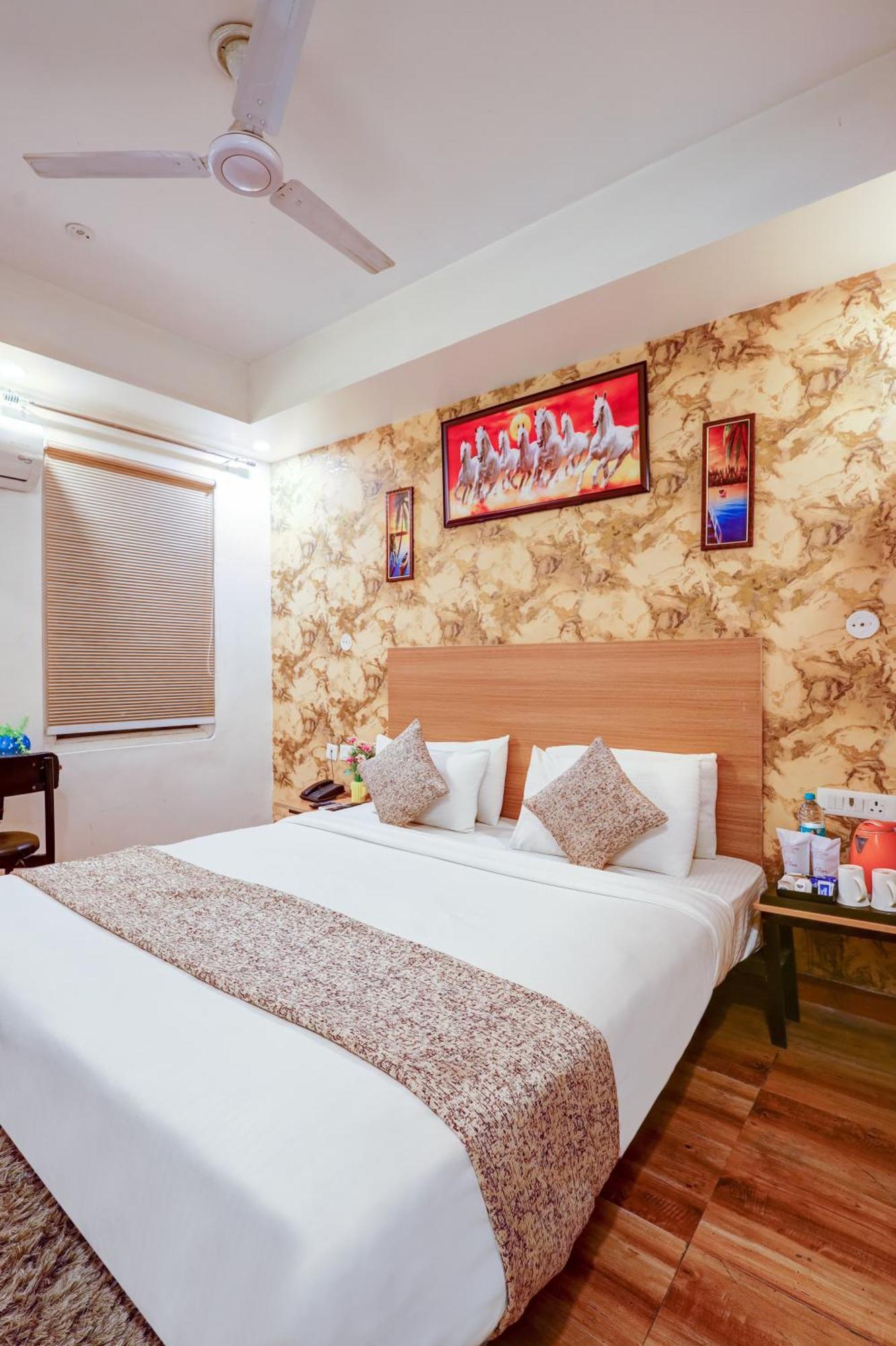 Hotel Red York By Byob Hotels Noida Esterno foto