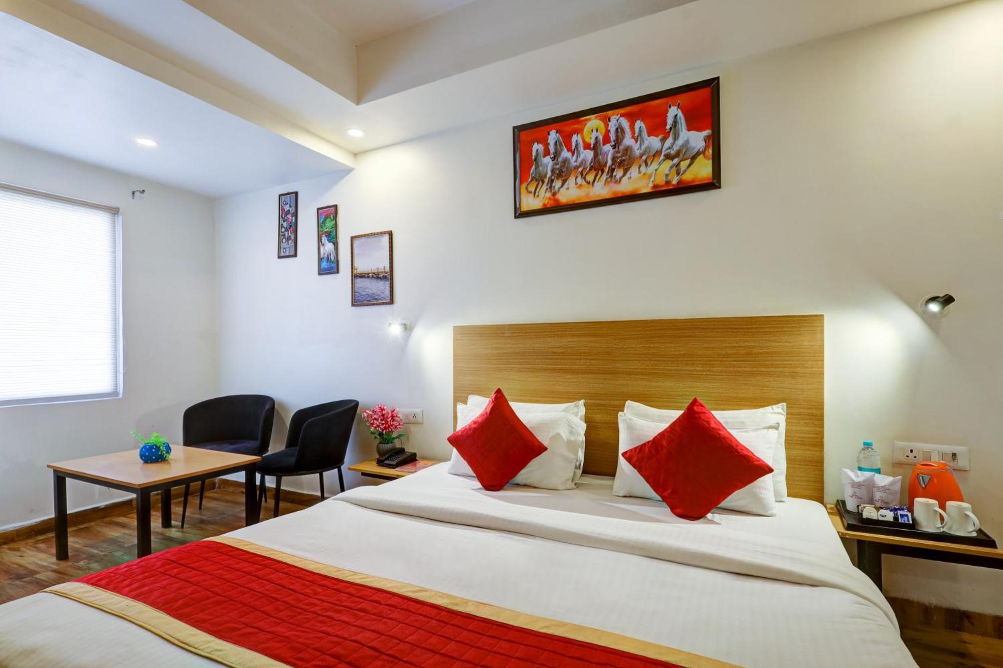 Hotel Red York By Byob Hotels Noida Esterno foto