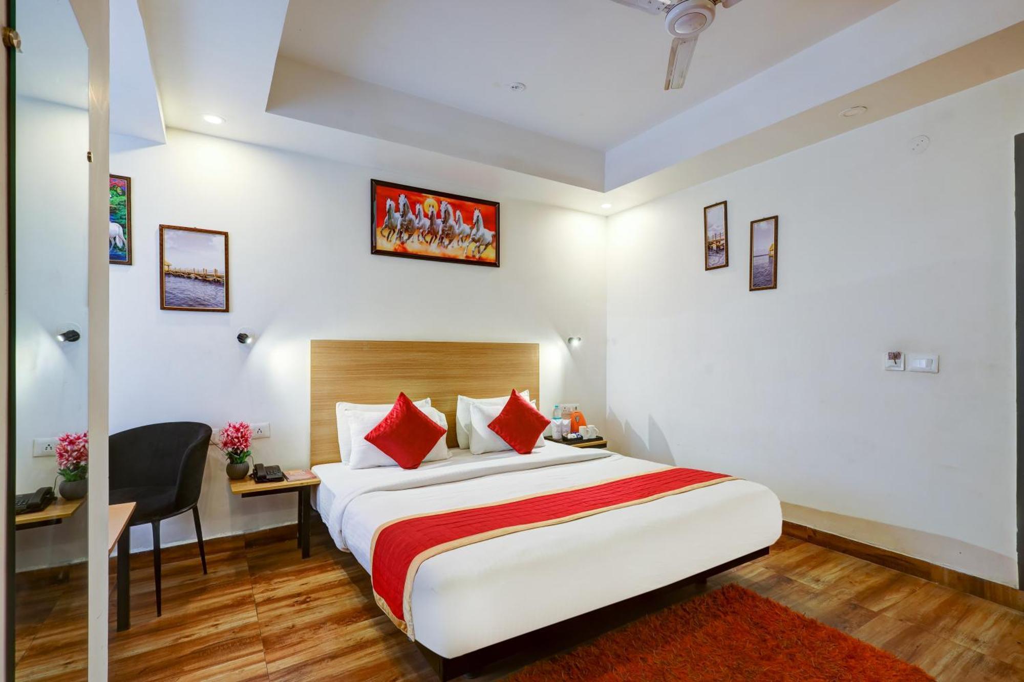 Hotel Red York By Byob Hotels Noida Esterno foto