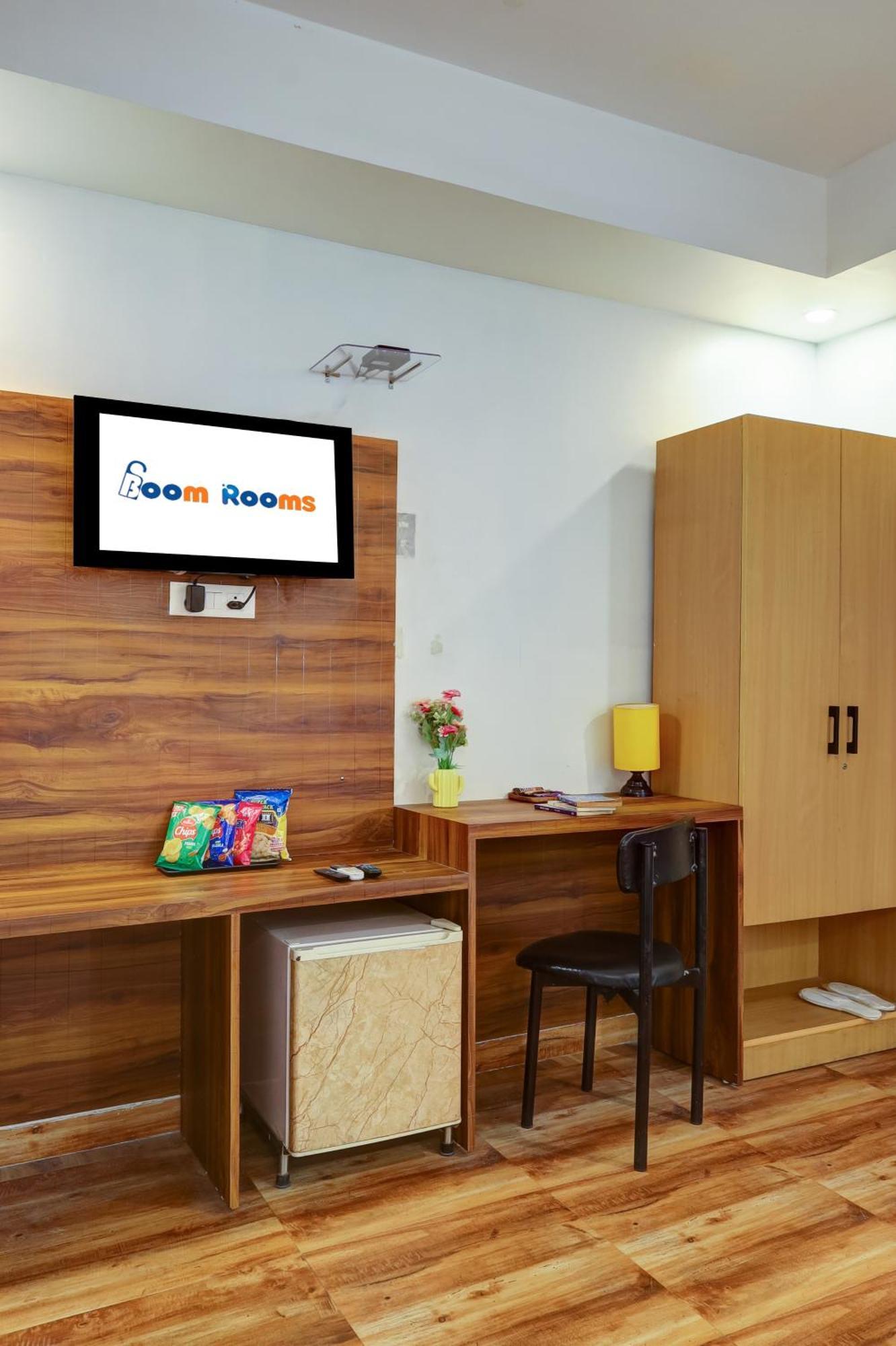 Hotel Red York By Byob Hotels Noida Esterno foto